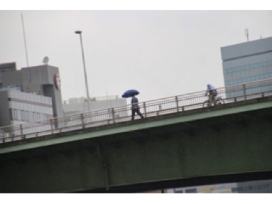 橋と人々.jpg